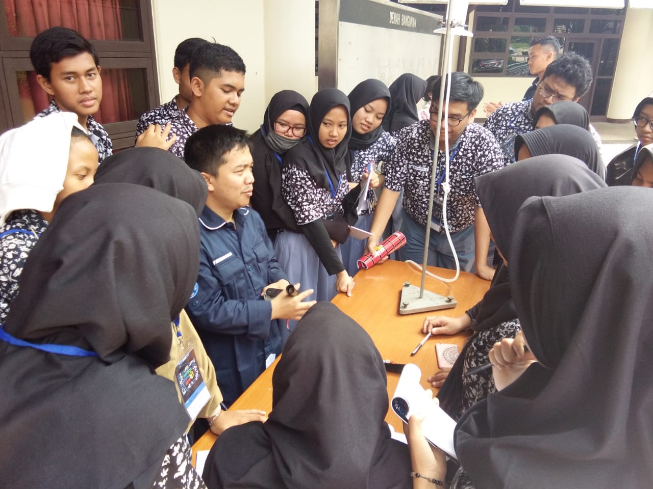 kegiatan praktikum dalam Physics Expo bersama kak Firman