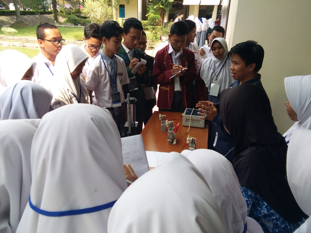 kegiatan praktikum dalam Physics Expo bersama kak Sejahtera