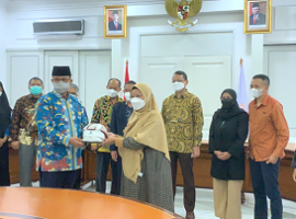 departemen-fisika-ipb-university-serahkan-helm-sepeda-biokomposit-kepada-gubernur-dki-jakarta-news