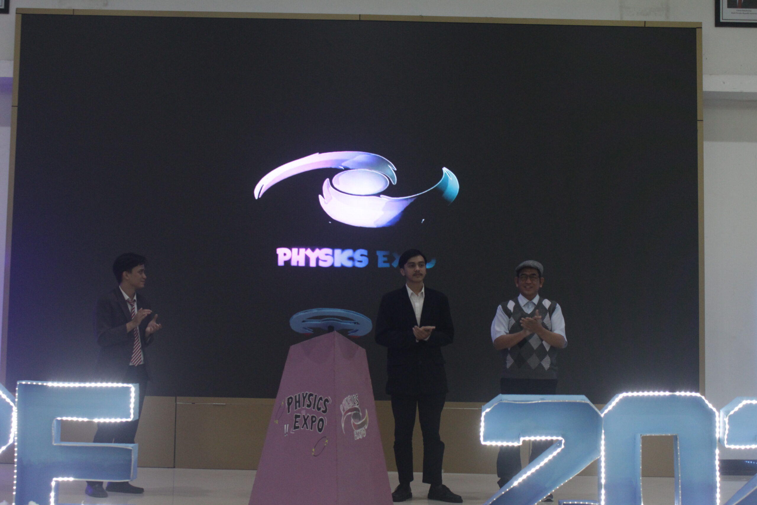 Physics Expo 2024: pembukaan simbolik dengan ketua departemen Pak Tony