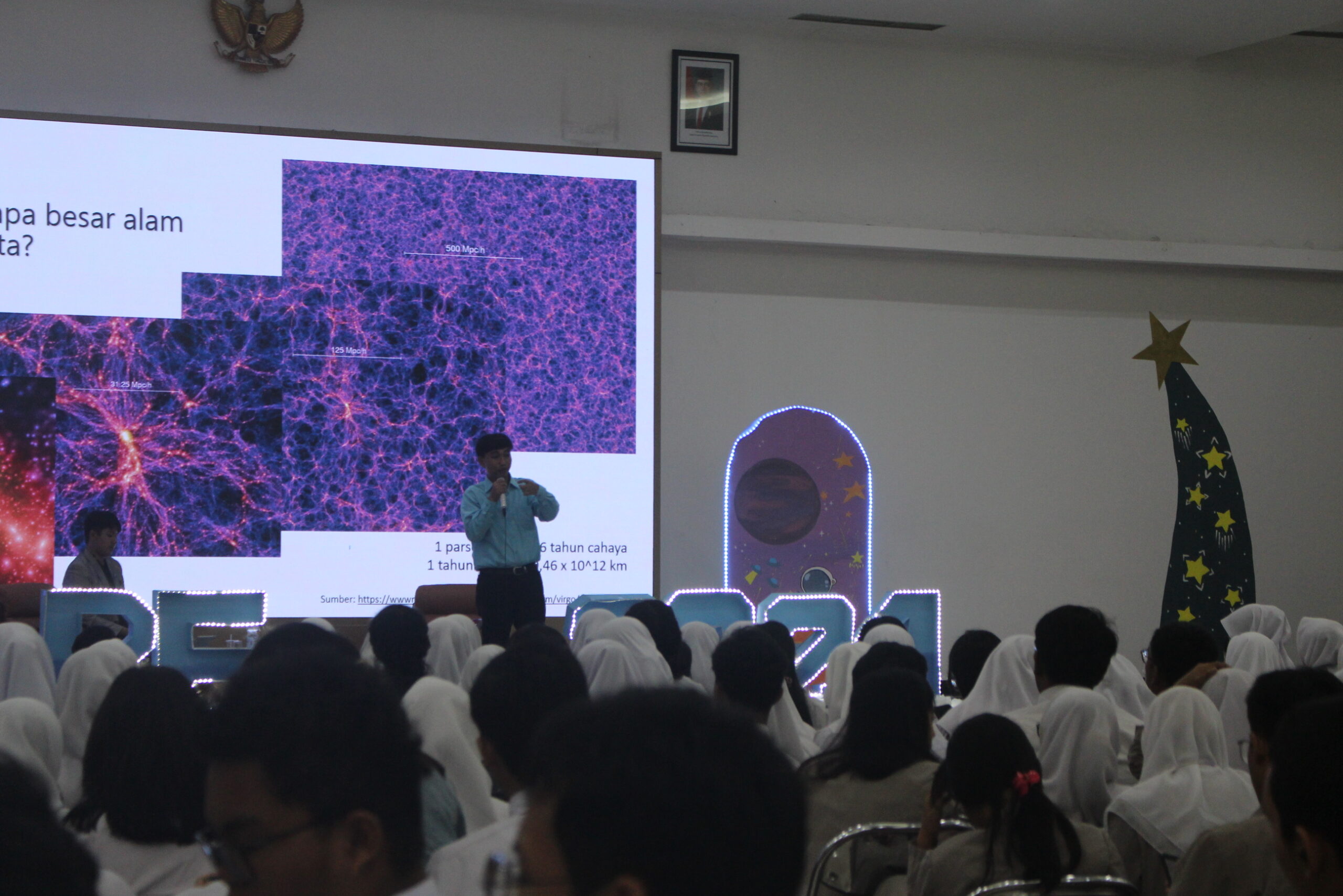 Physics Expo 2024 dengan narasumber Pak Ahmad